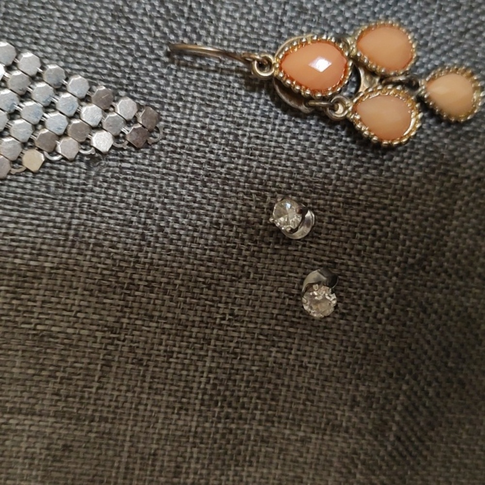 Fibe Pair Of Vintage Pierced Earrings - Picture 6 of 6